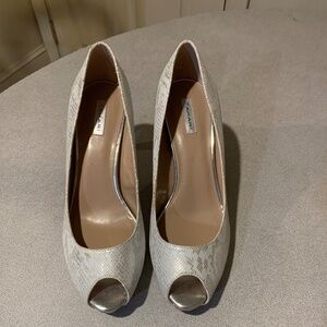 NWOB Tahari Regal White/Silver Snakeprint Platform Pumps sz 8.5 M